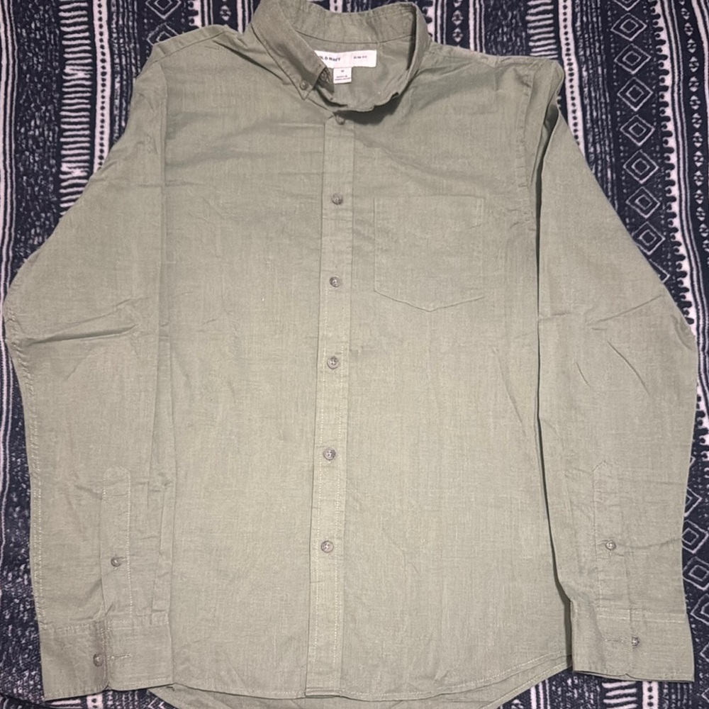 Old Navy's brand long-sleeved men's dress shirt